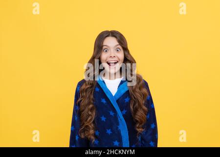 felice sorprendo ragazza capretto in sleepwear dopo risveglio di mattina, felicità Foto Stock