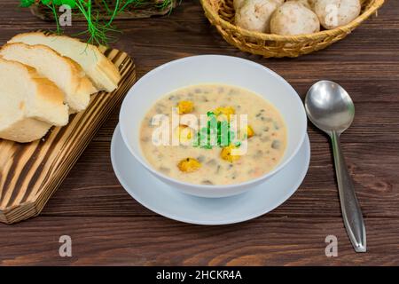 Zuppa di funghi vegetariani fatta in casa con verdure e pane bianco piastra Foto Stock