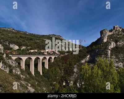 Bella vista di un ponte stradale con archi vicino al piccolo villaggio Eze alla Costa Azzurra in una giornata di sole in autunno stagione con vecchio castello rovina. Foto Stock