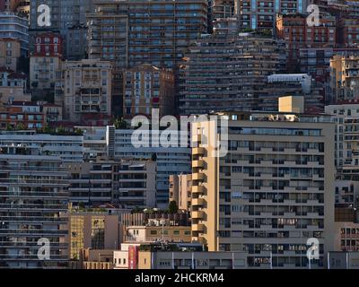 Vista sul denso sviluppo residenziale nella città di Monaco sulla Costa Azzurra al sole del pomeriggio con alti edifici di appartamenti di lusso. Foto Stock