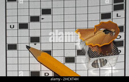 Puzzle di cruciverba sul tavolo Foto Stock