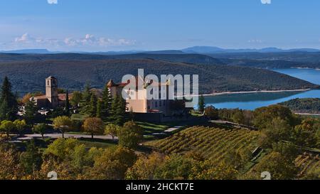 Paesaggio idilliaco con Chateau storico vicino al piccolo villaggio Aiguines, Provenza, Francia al bordo occidentale della Gola Verdon con vigneto e lago. Foto Stock