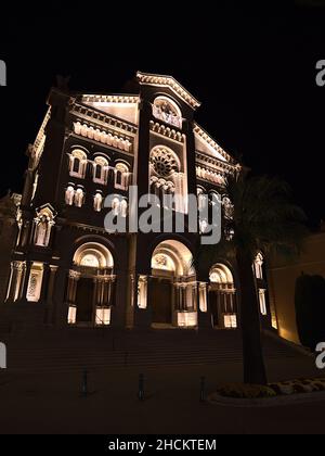 Vista notturna della facciata anteriore illuminata della famosa Cattedrale di nostra Signora Immacolata nel centro storico di Monaco (Monaco-Ville), Costa Azzurra. Foto Stock