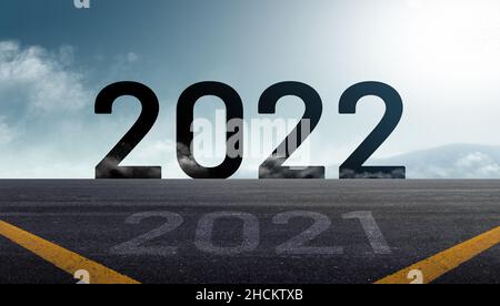 felice anno nuovo 2022. verso 2022 obiettivi concetto. testo 2022 e 2021 scritto sullo sfondo della strada Foto Stock