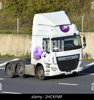 Primo piano della vista frontale laterale del logo Gist Logistics su hgv DAF prime semimover Truck Cab un gruppo propulsore e conducente che viaggiano sull'autostrada del Regno Unito Foto Stock