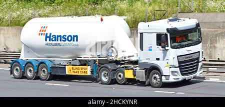 Brand & logo pubblicità Vista laterale e frontale di Hanson Heidelberg Cement Truck Blind Spot avvertenza sul rimorchio per navi cisterna che percorre l'autostrada del Regno Unito Foto Stock