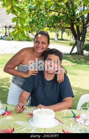 Gli amici ispanici festeggiano i compleanni all'aperto Foto Stock