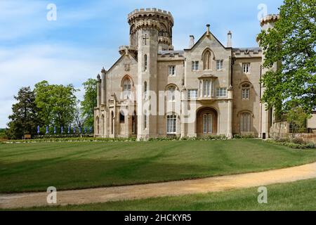 Parte dei giardini e del parco intorno alla storica residenza di campagna del castello di Studley di grado II, edificio di un hotel di Warners in Warwickshire Inghilterra Regno Unito Foto Stock