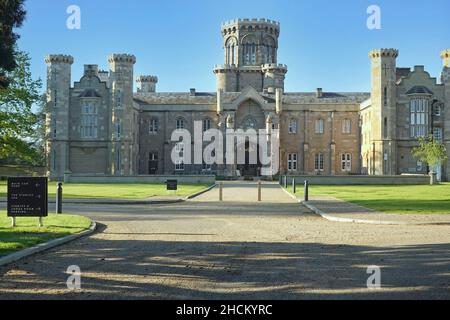 Ingresso e facciata in pietra dello storico castello di Studley edificio di campagna classificato di grado II a Warner adulti solo Leisure Hotel Warwickshire Inghilterra UK Foto Stock