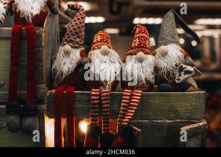 Giocattoli farciti figurine di gnomes di Natale o brownies per la decorazione domestica. Dettagli fata di Capodanno Foto Stock