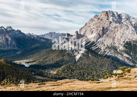 Il gruppo del Cristallo e il Lago di Misurina nelle Dolomiti al sole del mattino, Alto Adige Italia Foto Stock