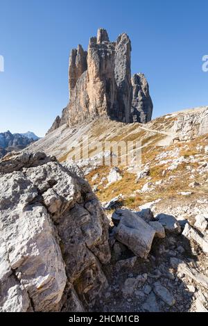 Le torri rocciose delle tre cime tre Cime di Lavaredo alla Sella dei Pateri nelle Dolomiti Sesto al sole in autunno, Alto Adige, Italia Foto Stock