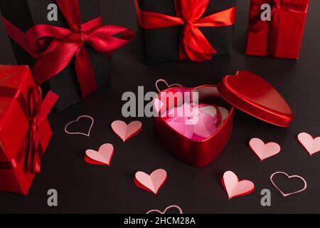 Sfondo Rosso Piatto Posa Con Regalo Cuori Di Carta Scatola Regalo San  Valentino Concetto Di Festa Della Mamma - Fotografie stock e altre immagini  di San Valentino - Festività pubblica - iStock