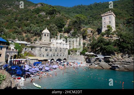 Europa, Italia, Camogli, Abbazia nella baia di S. Fruttuoso, sul Mediterraneo in Liguria. Foto Stock