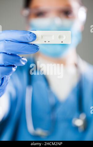 Kit per test sierologico da parte di un operatore medico, procedura per test pandemici COVID-19, nuova variante di Coronavirus Omicron altamente contagiosa Foto Stock