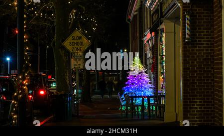 NEW CANAAN, CT, USA - DICEMBRE 21 2021: Albero di Natale sul marciapiede a South Avenue prima di Natale con luci e decorazioni per le vacanze Foto Stock