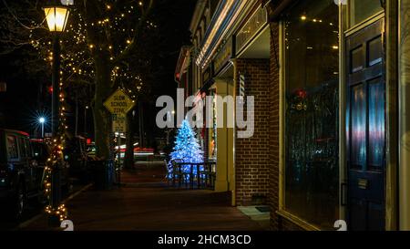 NEW CANAAN, CT, USA - DICEMBRE 21 2021: Albero di Natale sul marciapiede a Sourth Avenue prima di Natale con luci e decorazioni per le vacanze Foto Stock