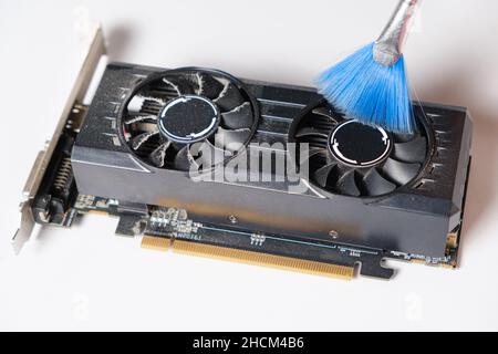 La procedura guidata del computer rimuove la polvere dalla scheda video. Foto Stock
