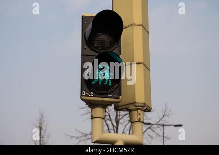 Primo piano di un semaforo verde olandese che mostra due persone innamorate Foto Stock