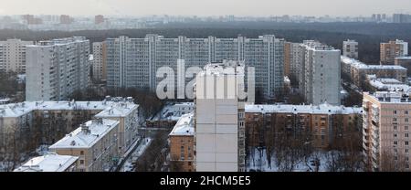 Tetti e alti edifici residenziali coperti di neve. Inverno nevoso tempo in città. Stagione di riscaldamento. Russia, Mosca, distretto di Izmailovsky. Foto Stock