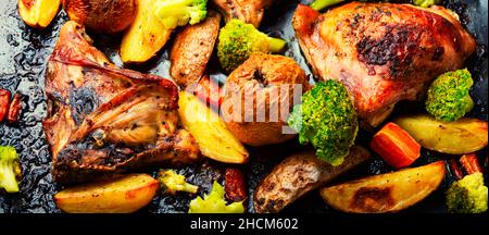 Carne di pollo fritta in verdure e frutta. Carne arrosto. Foto Stock