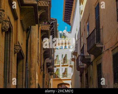 Vista panoramica di un vicolo tra due edifici residenziali di Maiorca, Spagna Foto Stock