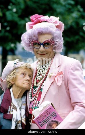 L'attore australiano della commedia Barry Humphries come Dame Edna everage con Emily Perry come Madge a Londra 1989 Foto Stock