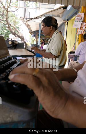 Servizio pubblico di macchine da scrivere a Pondicherry, India. Foto Stock