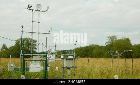 Stazione di ricerca per studiare zone umide prati ecosistema meteorologia stazione meteorologia palude con salici, ciclo e flusso di carbonio, covarianza eddy Foto Stock