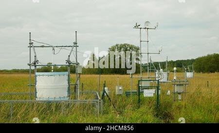 Stazione di ricerca per studiare zone umide prati ecosistema meteorologia stazione meteorologia palude con salici, ciclo e flusso di carbonio, covarianza eddy Foto Stock