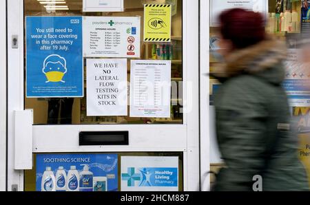 Un cartello sulla porta della farmacia a dover, Kent, che informa i clienti che non hanno a disposizione kit per test di flusso laterale. Data immagine: Giovedì 30 dicembre 2021. Foto Stock