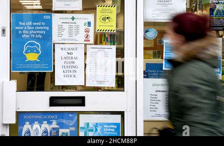 Un cartello sulla porta della farmacia a dover, Kent, che informa i clienti che non hanno a disposizione kit per test di flusso laterale. Data immagine: Giovedì 30 dicembre 2021. Foto Stock