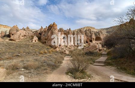 Museo all'aperto Zelve a Goreme, Cappadocia, Turchia. Città grotta e case a formazioni rocciose. Foto Stock