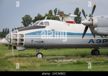 KIEV, UCRAINA - 01 AGOSTO 2021: Aeroflot Antonov AN-30 esposto al Museo dell'Aviazione statale di Oleg Antonov Foto Stock