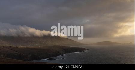 Nuvole su Dunmore Head visto da Clogher Head al tramonto sulla penisola di Dingle, County Kerry, Irlanda Foto Stock