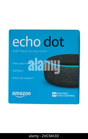 Amazon Echo Dot aggiunge Alexa a qualsiasi stanza isolata su sfondo bianco Foto Stock