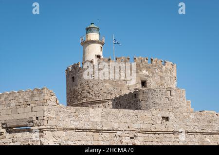 Faro a Fort di San Nicola a Rodi, Grecia. Foto Stock