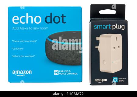 Amazon Echo Dot aggiunge Alexa a qualsiasi stanza e Smart Plug Smartplug isolato su sfondo bianco Foto Stock