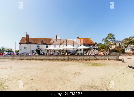 Il Ship Inn, Havant, un pub sulla spiaggia nel porto di Chichester vicino a Hayling Island sul Solent, Inghilterra meridionale, Hampshire, Regno Unito in una giornata di sole Foto Stock