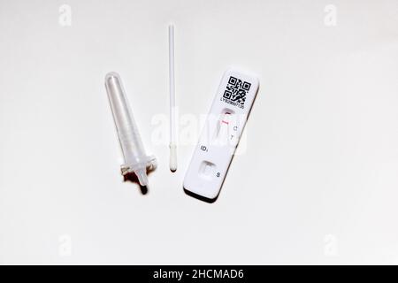 Cassetta e kit PER test autodiagnostico ACON Flowflex SARS-COV-2 Antigen Rapid Test (Lateral Flow Test) forniti dall'NHS che mostrano risultati negativi (trasparenti) Foto Stock