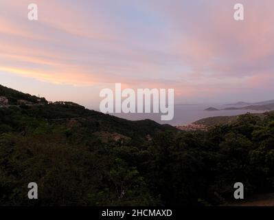 Vista panoramica del Parco Nazionale dell'Arcipelago Toscano a Portoferraio, Italia al tramonto Foto Stock