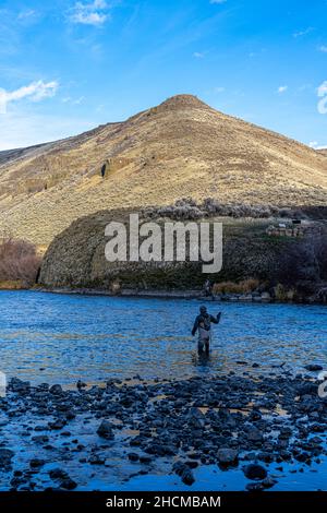 Pesca a mosca nel fiume Yakima, Washington Foto Stock