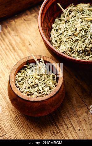 Legno di vermile essiccato in una ciotola. Erbe omeopatiche di Mugwort in medicina di erbe.Absinth, cura Foto Stock