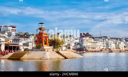 Un monumento su un'isola artificiale nel lago Pushkar, un sito sacro ai pellegrini indù che visitano i ghati per fare il bagno nelle sue acque sacre, a Pushkar, India Foto Stock