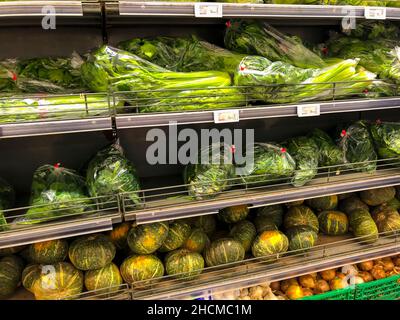 Parigi, Francia, primo piano, verdure fresche in imballaggi di plastica sugli scaffali Shopping nel supermercato cinese "Tang Freres" a Chinatown, verdure cinesi Foto Stock