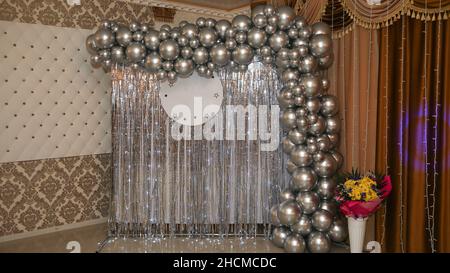 Zona foto festiva con palloncini gonfiabili per scatti fotografici a un matrimonio, anniversario. Foto Stock