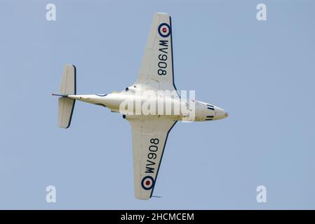 Hawker Sea Hawk WV908, classico jet d'epoca degli anni '1950 precedentemente con la Royal Navy britannica, Fleet Air Arm. Volo allo spettacolo aereo di Biggin Hill Foto Stock