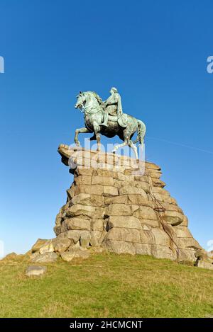 La statua equestre del Cavallo di rame di re George Third su Snow Hill nel Windsor Great Park, in un giorno d'inverno soleggiato, Berkshire Inghilterra UK Foto Stock
