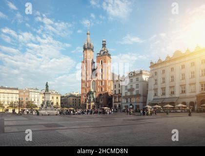 Basilica di Santa Maria e Piazza del mercato principale - Cracovia, Polonia Foto Stock