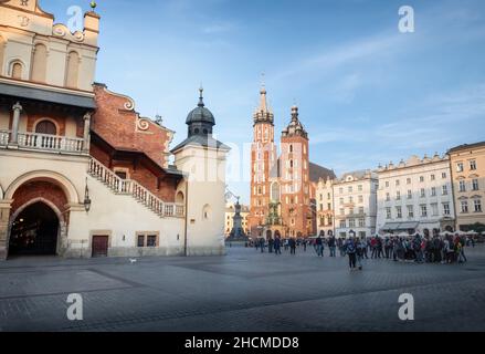 Piazza del mercato principale con la Sala dei tessuti e la Basilica di Santa Maria - Cracovia, Polonia Foto Stock